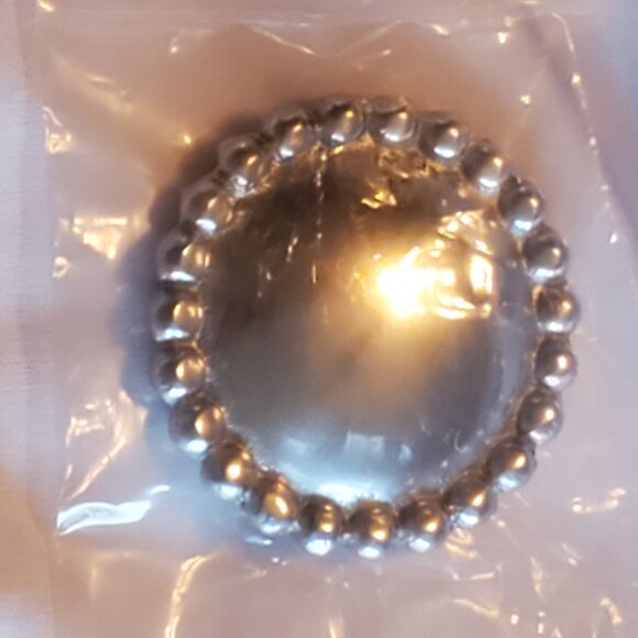 *NEW* Mariposa Round Pearl Beaded Napkin Box Set With Napkin Weight and Napkins - Picture 5 of 7